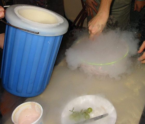 Студенти готують домашнє морозиво з рідким азотом