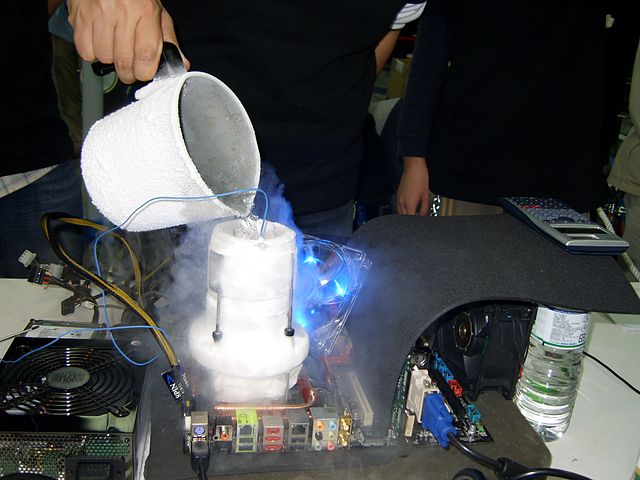 Рідкий азот може бути використаний для охолодження розігнаного комп'ютера